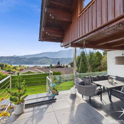 Süd-Terrasse mit Blick auf den See.