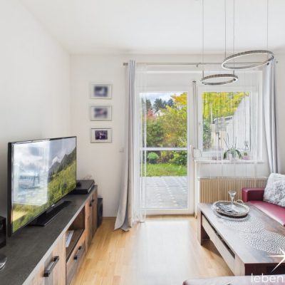 Wohnzimmer mit Ausblick auf Eigengarten