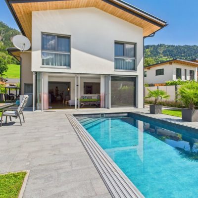 Poolanlage und Zugang Wintergarten.