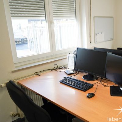 Büro und Halle zu vermieten