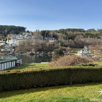 Terrasse. Liegewiese. See.