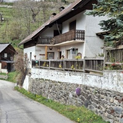 Schuppen (links) und Haupthaus (rechts).
