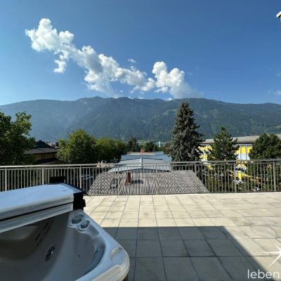 Terrasse mit Whirlpool.