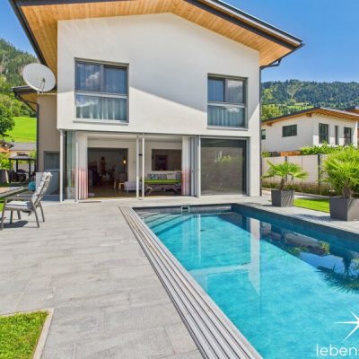 Poolanlage und Zugang Wintergarten.