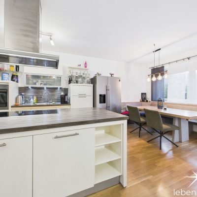 Küche und Essbereich.