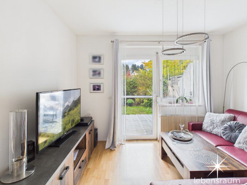 Wohnzimmer mit Ausblick auf Eigengarten
