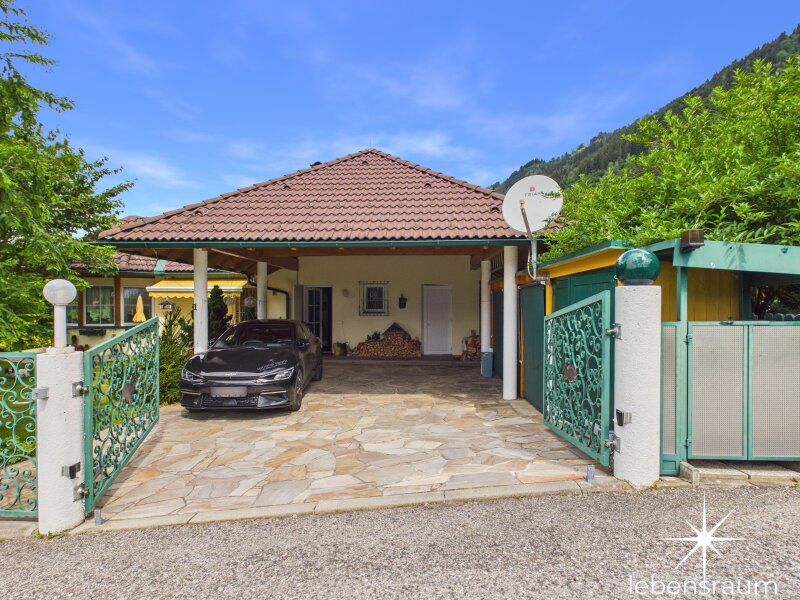 Carport und Zugang Haus.