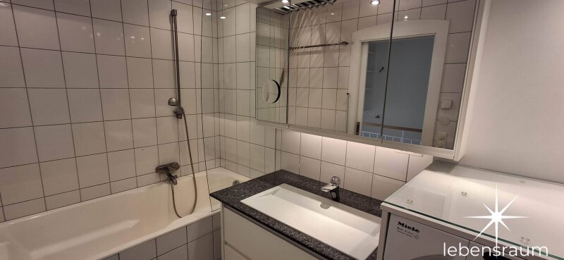 Badezimmer inkl. Waschmaschine und WC.