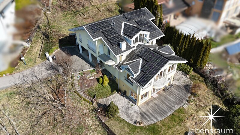 Drohnenaufnahme Haus und Grundstück.