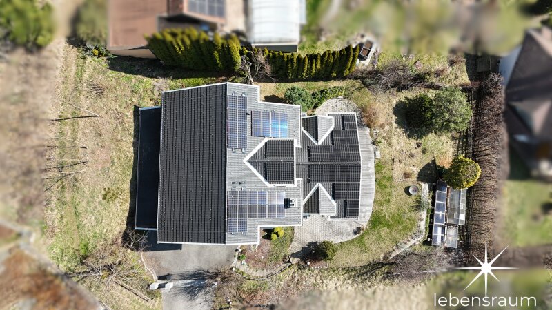 Drohnenaufnahme Haus und Grundstück.