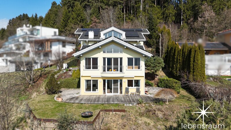 Südansicht Grundstück und Haus.