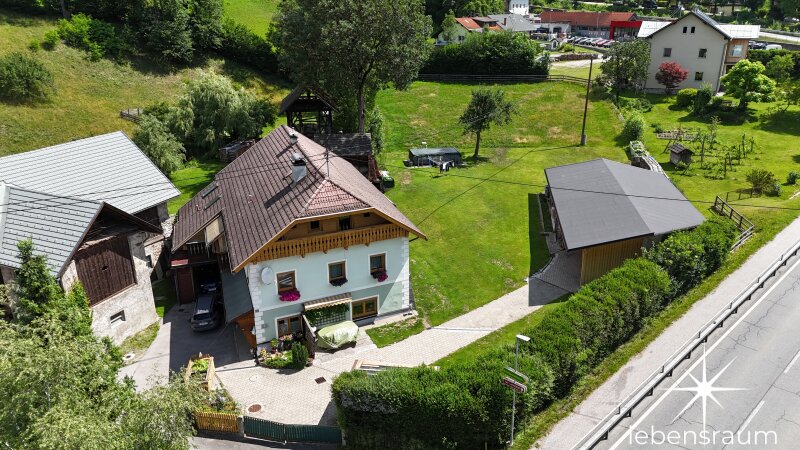 Drohnenaufnahme mit Schuppen (rechts) und Baugrundstück (nördlich).