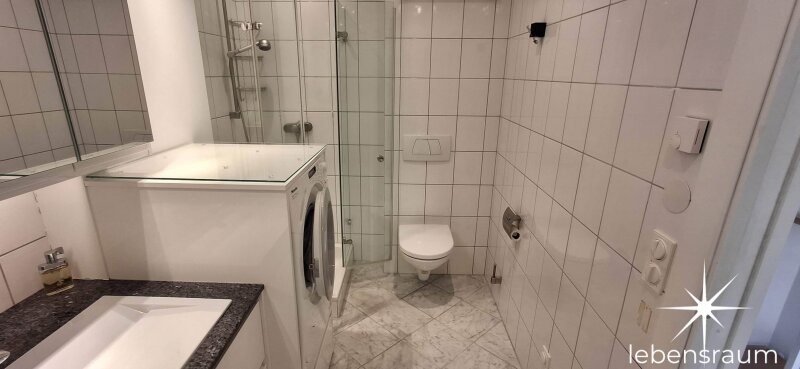 Badezimmer inkl. Waschmaschine und WC.