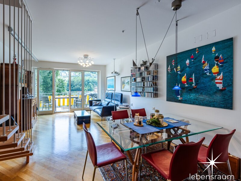 Wohnraum-Essraum mit Zugang Balkon 2.OG. Stiege Obergeschoß.