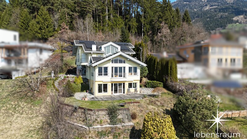 Drohnenaufnahme Haus und Grundstück.